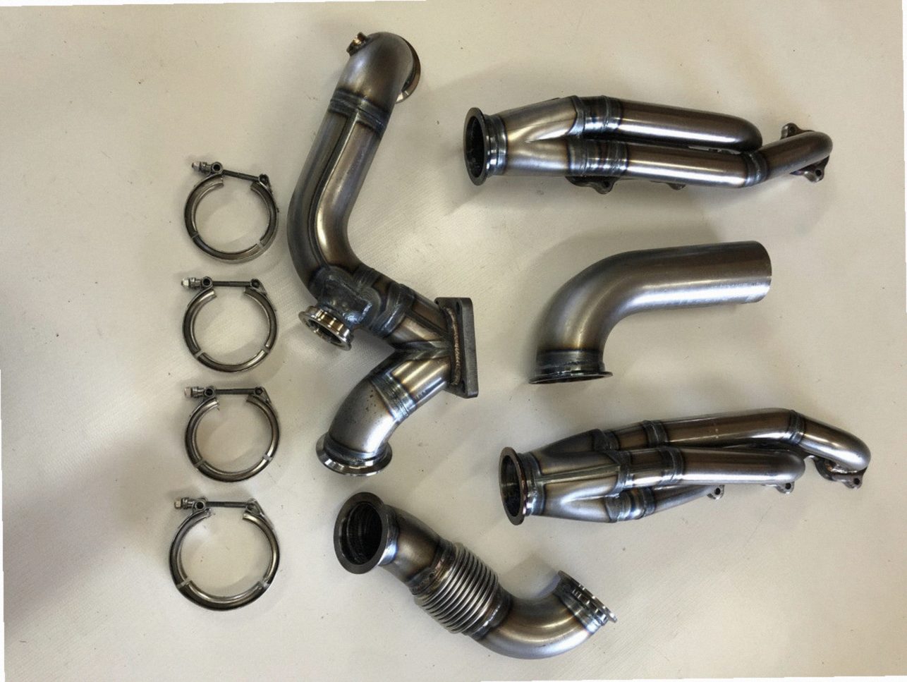 5.4 2V Turbo Street / Drag Kit — detail view of merge collector, flex bellow joint, and V-band connection