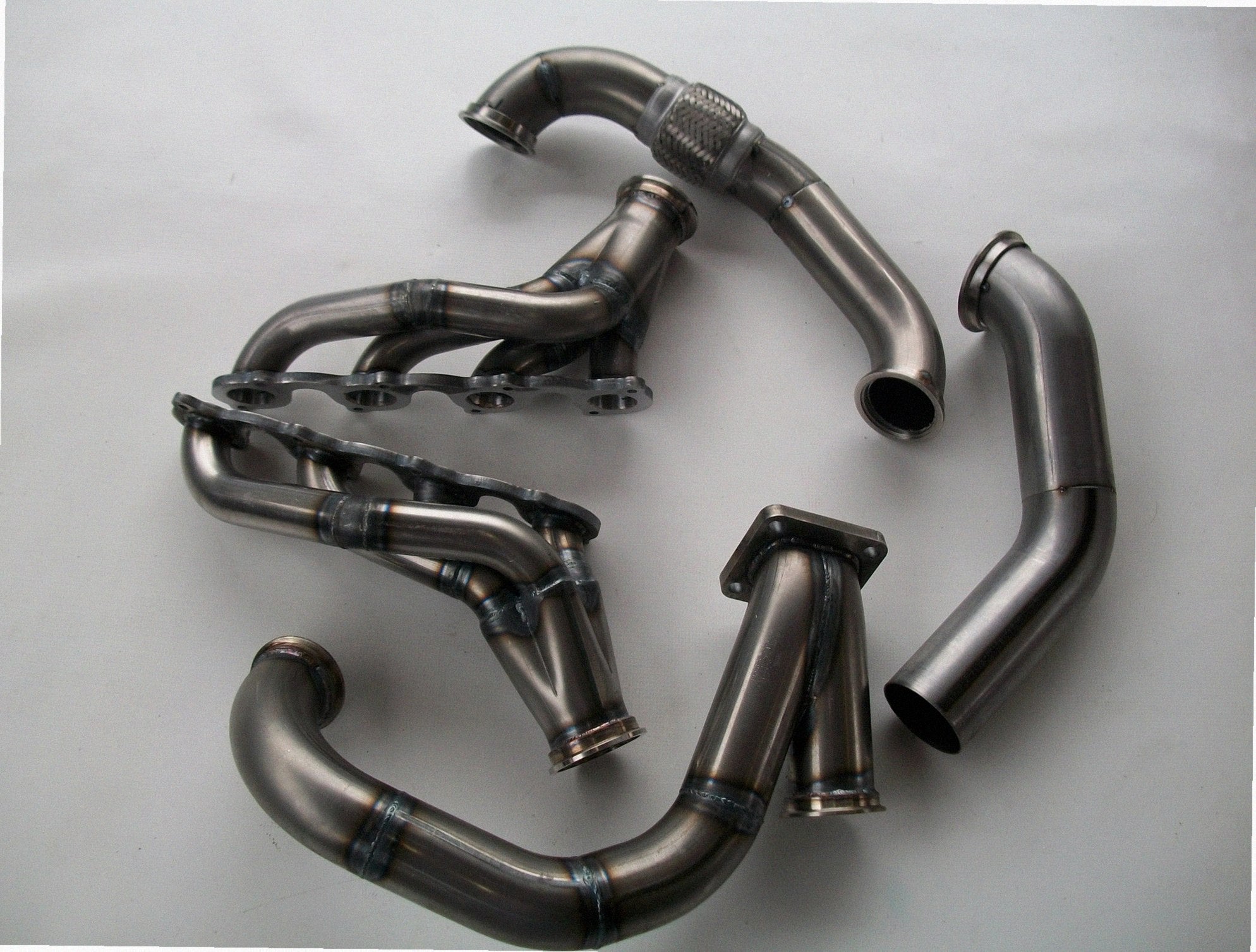 4.6 2V Turbo Street / Drag Kit — detail view of merge collector, flex bellow joint, and V-band connection