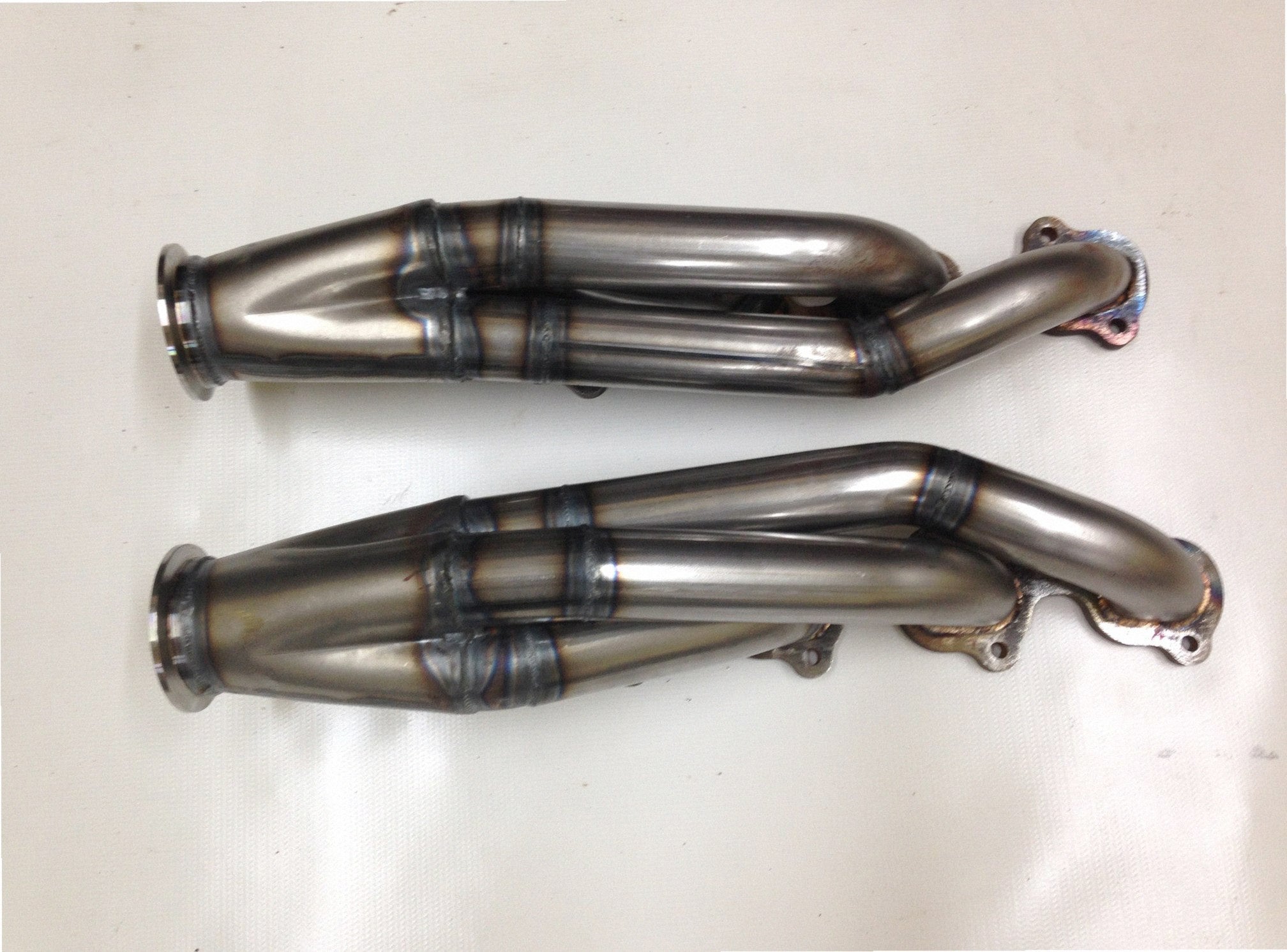 5.4 2V Facing Forward headers — detail view of merge collector, flex bellow joint, and V-band connection