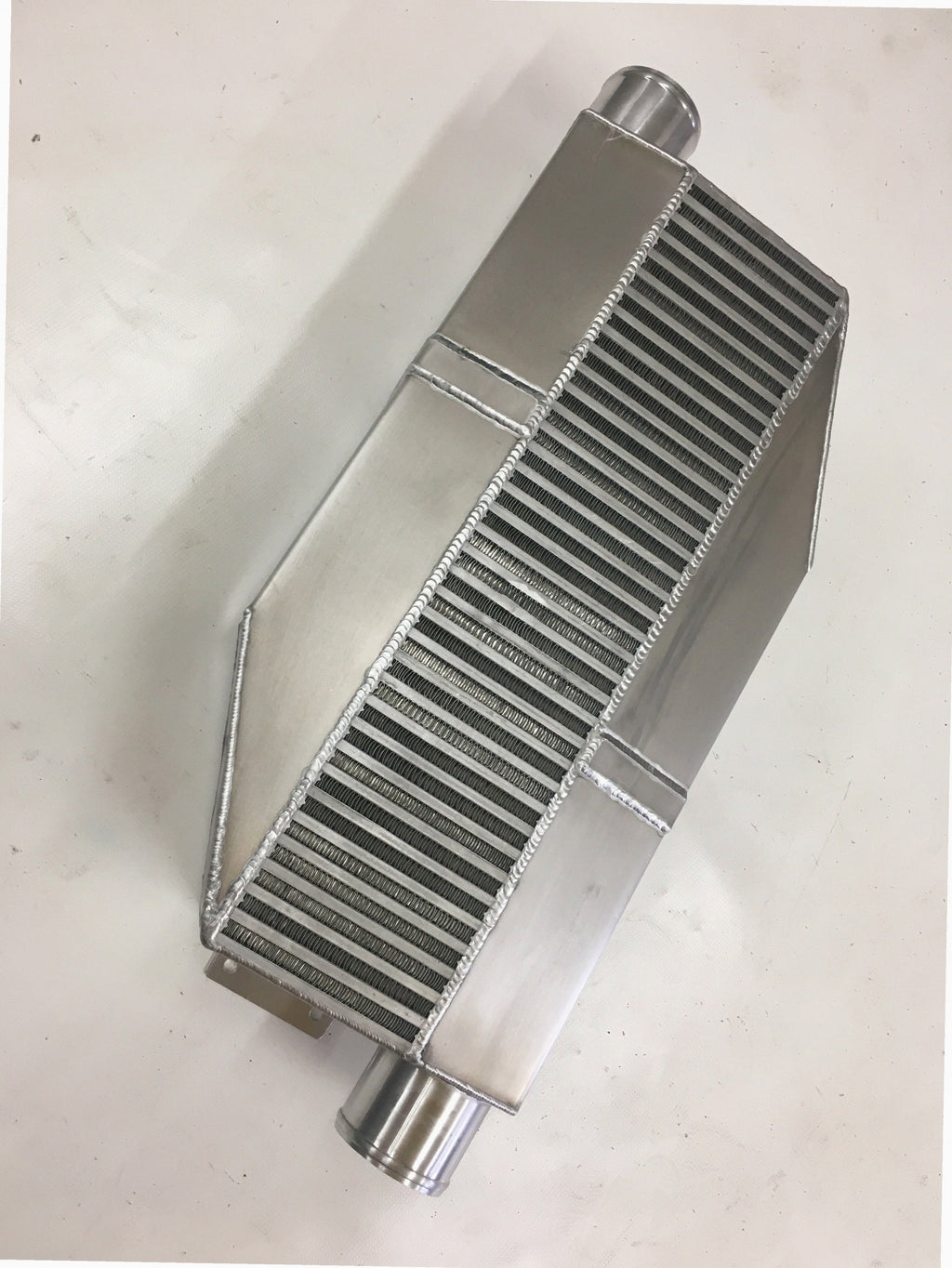 Single Turbo Intercooler 1800 HP — TIG-welded aluminum end tank with charge pipe stubs
