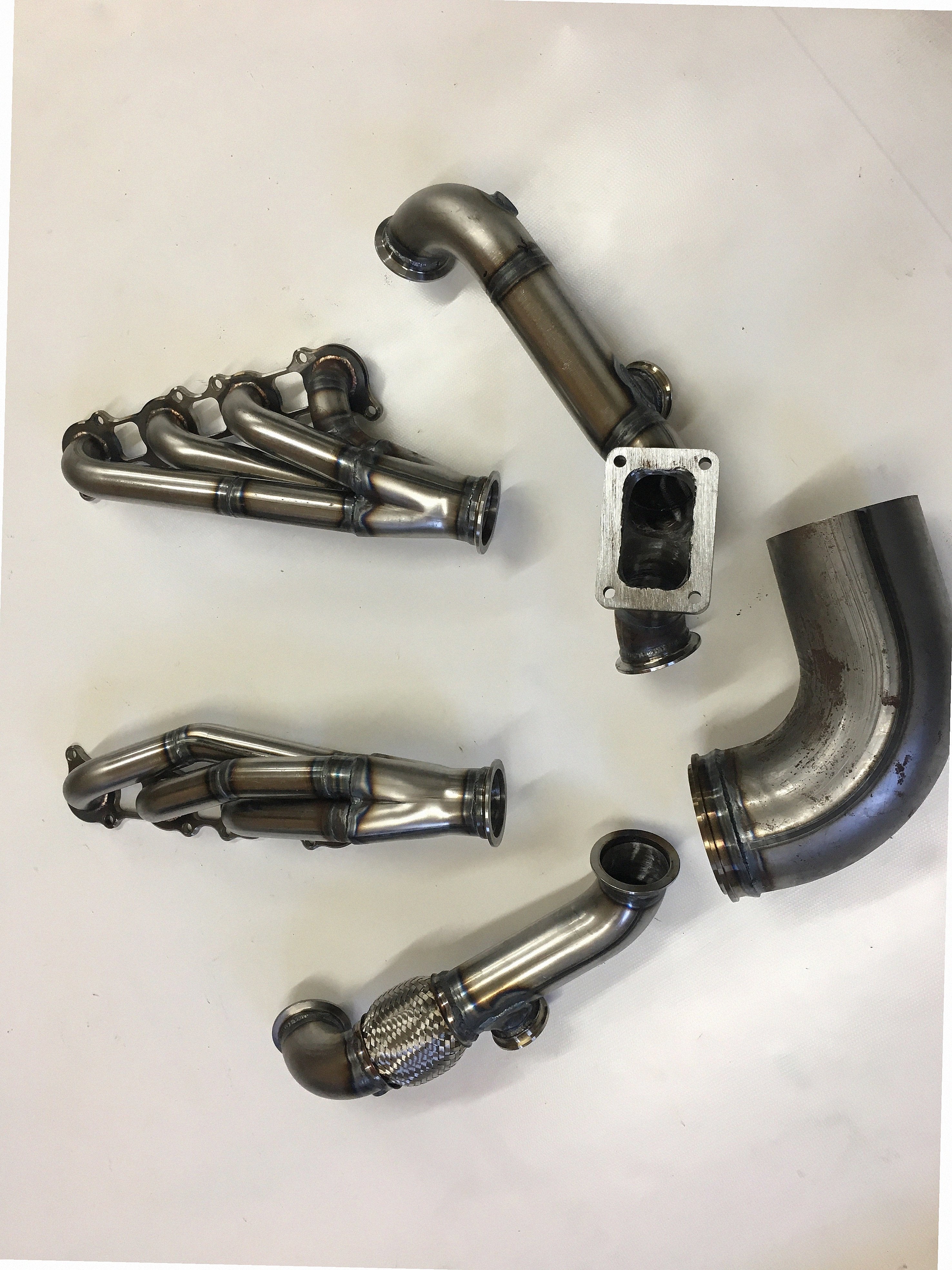 5.0 Coyote 10-14 TO6 Turbo Race Kit — passenger-side header with V-band flange and merge collector