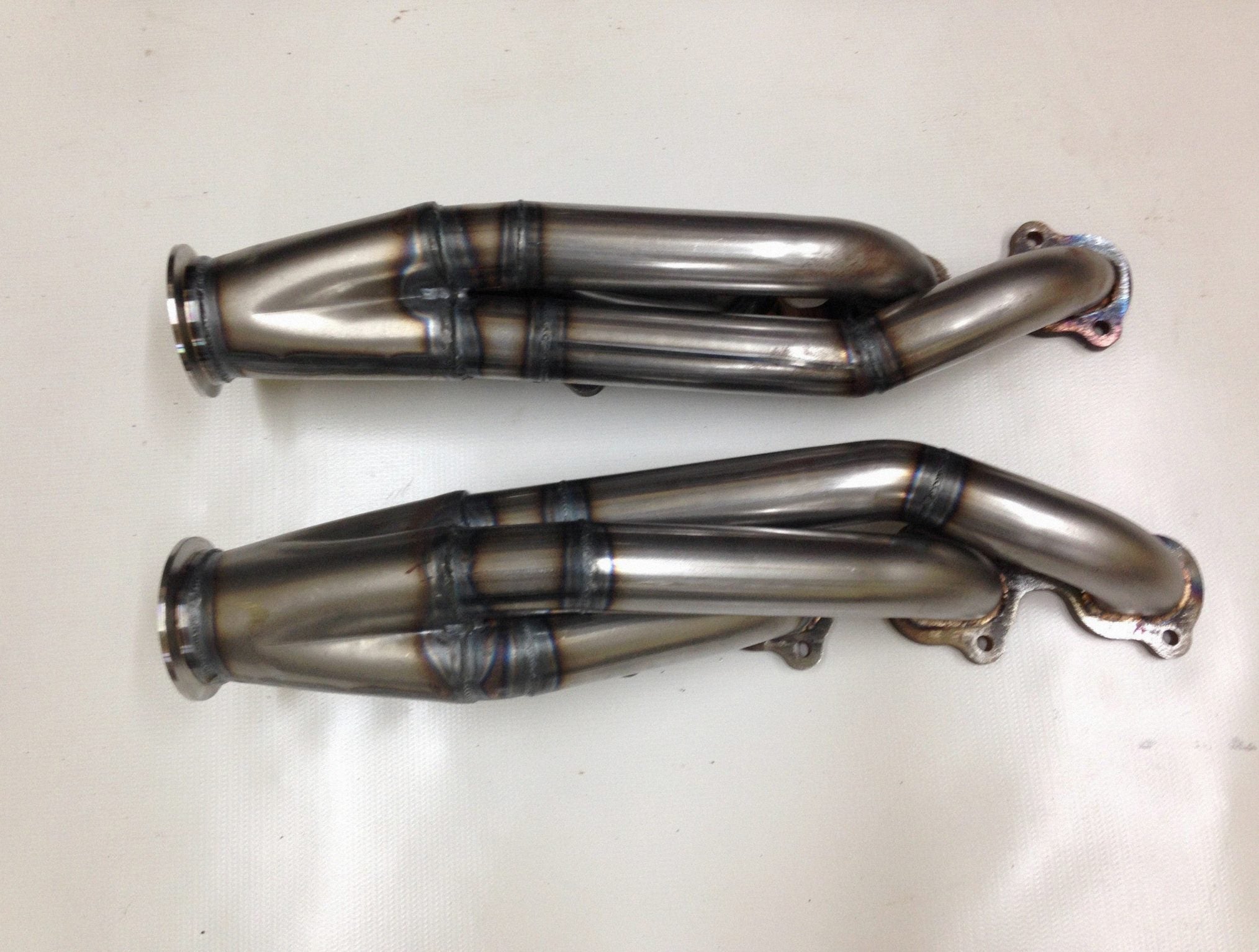5.4 4V Facing Forward Headers — detail view of merge collector, flex bellow joint, and V-band connection