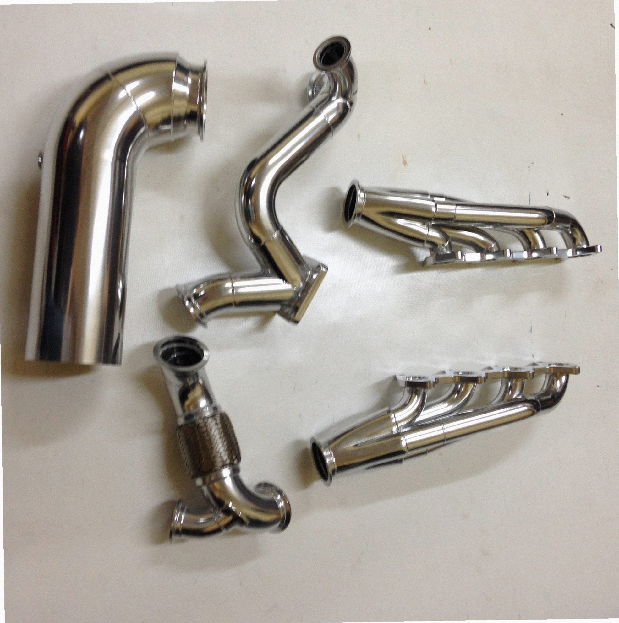 3V Racing Kit — complete turbo hot-side kit with mild steel tubular headers, crossover pipe with flex bellow, starter downpipe, and turbo mount flange