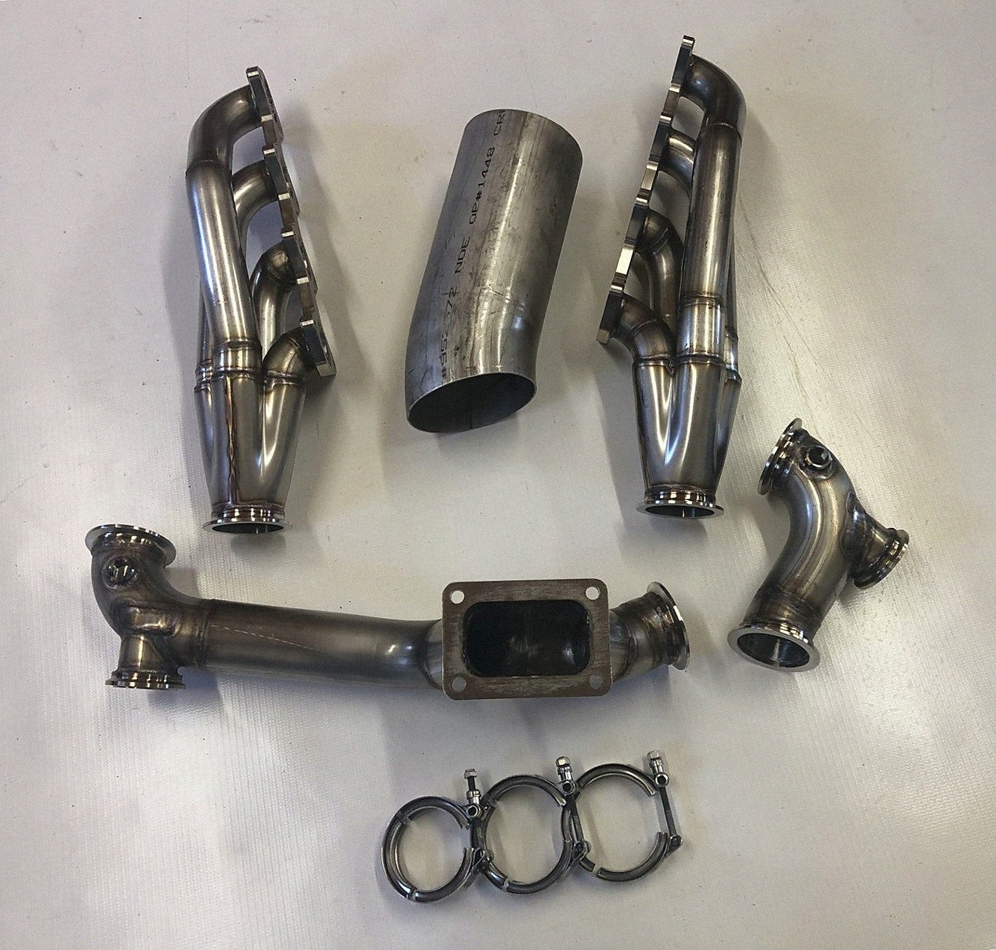 3V TO6 Racing Kit — complete turbo hot-side kit with mild steel tubular headers, crossover pipe with flex bellow, starter downpipe, and turbo mount flange