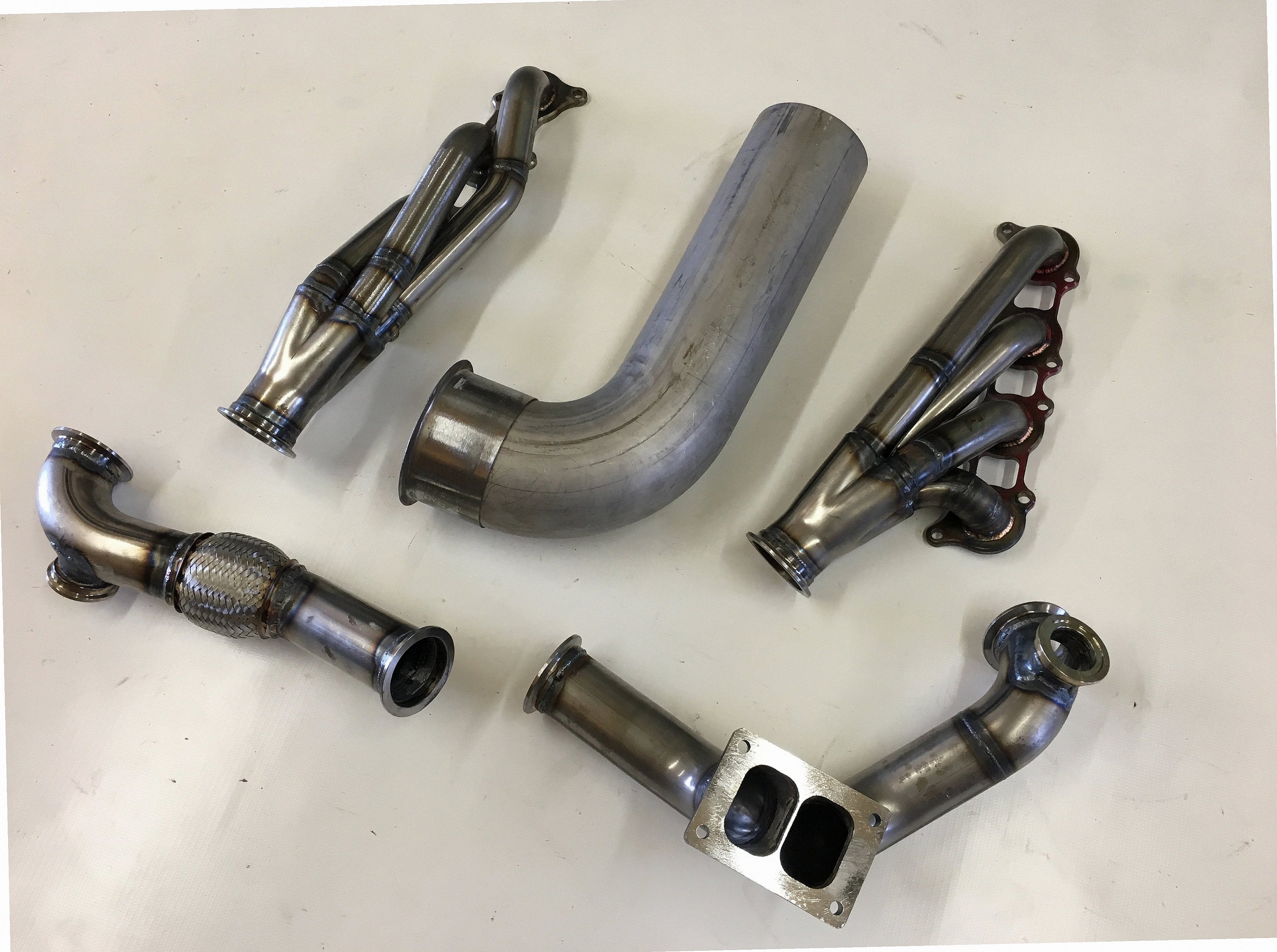 5.0 Coyote 15-18 TO6 Turbo Race Kit — passenger-side header with V-band flange and merge collector