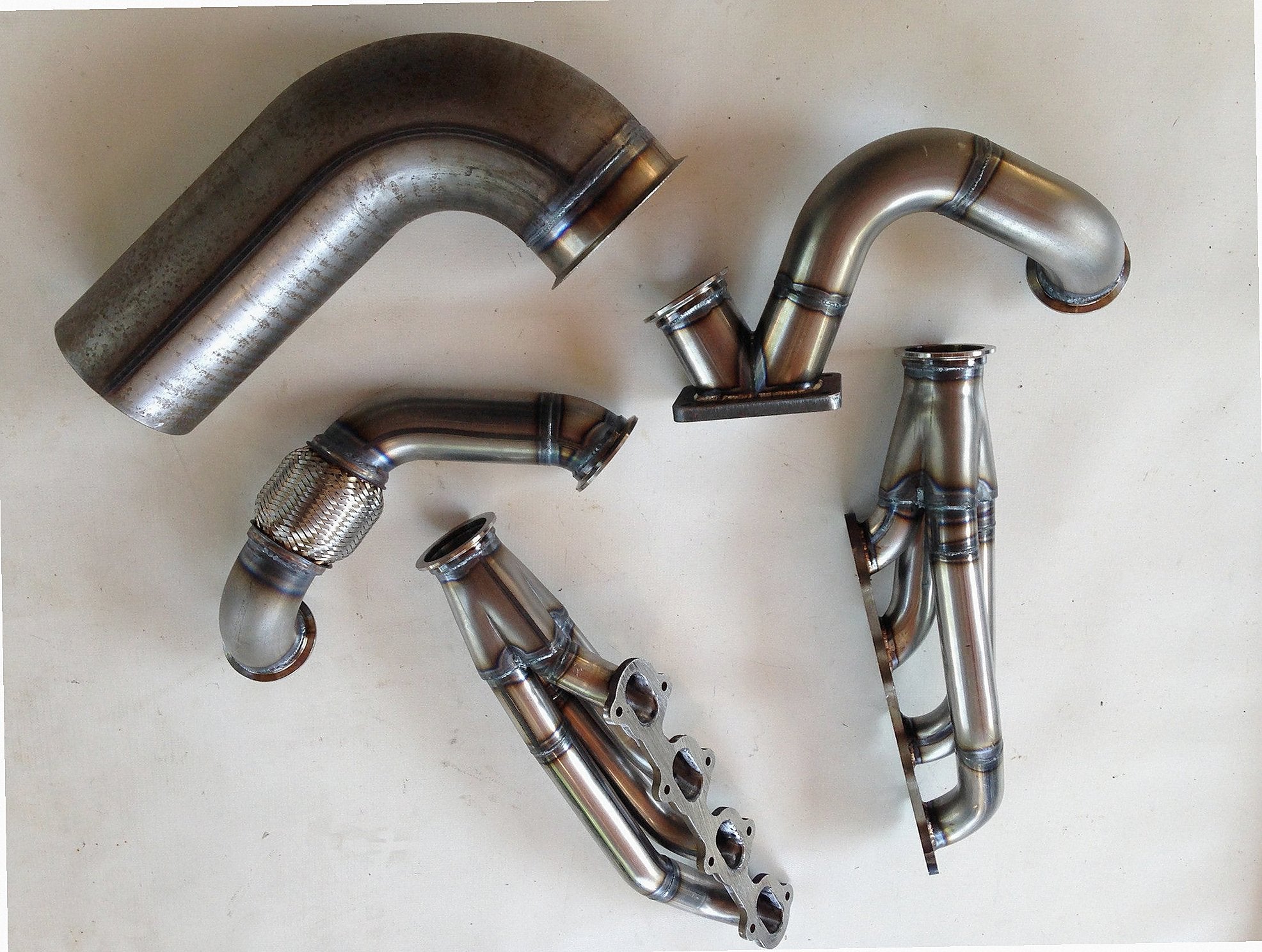 Modular 2V TO6 Turbo Race Kit — complete turbo hot-side kit with mild steel tubular headers, crossover pipe with flex bellow, starter downpipe, and turbo mount flange